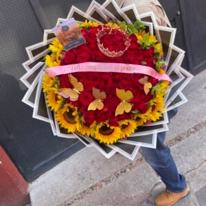 Ramo de 100 Rosas Rojas y 17 Girasoles.