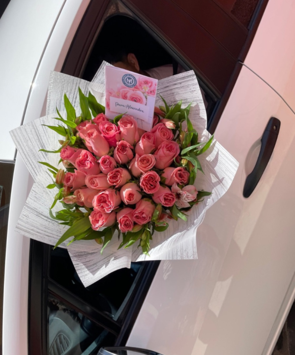 Ramo de 24 rosas rositas - Image 5