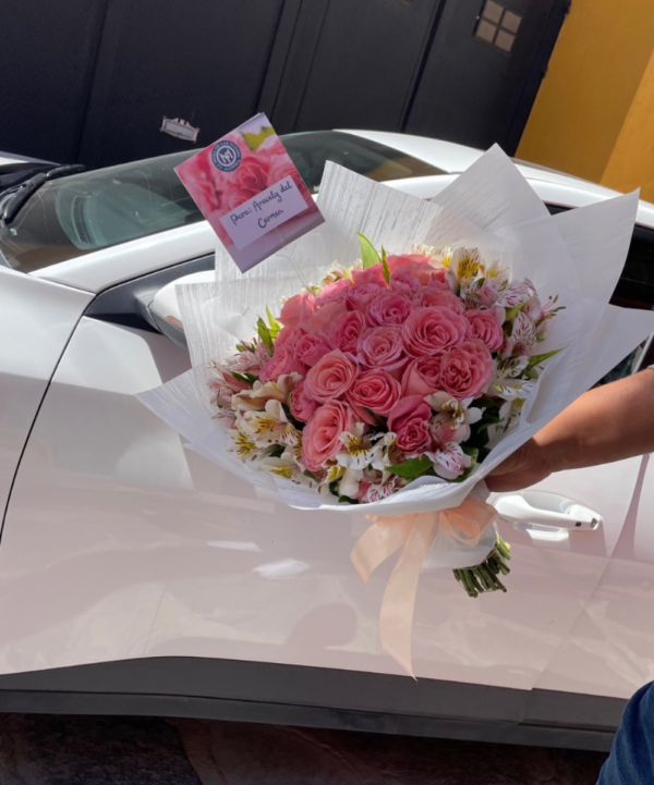 Ramo de 24 rosas rositas - Image 6