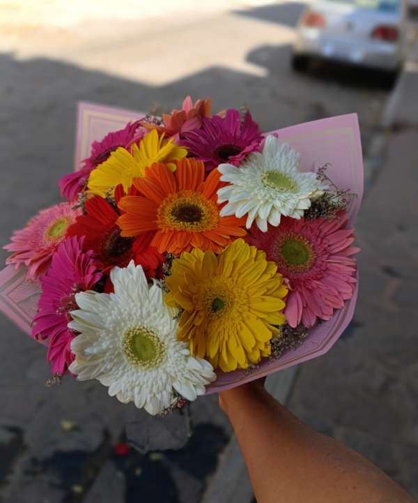ramo de 12 gerberas de colores